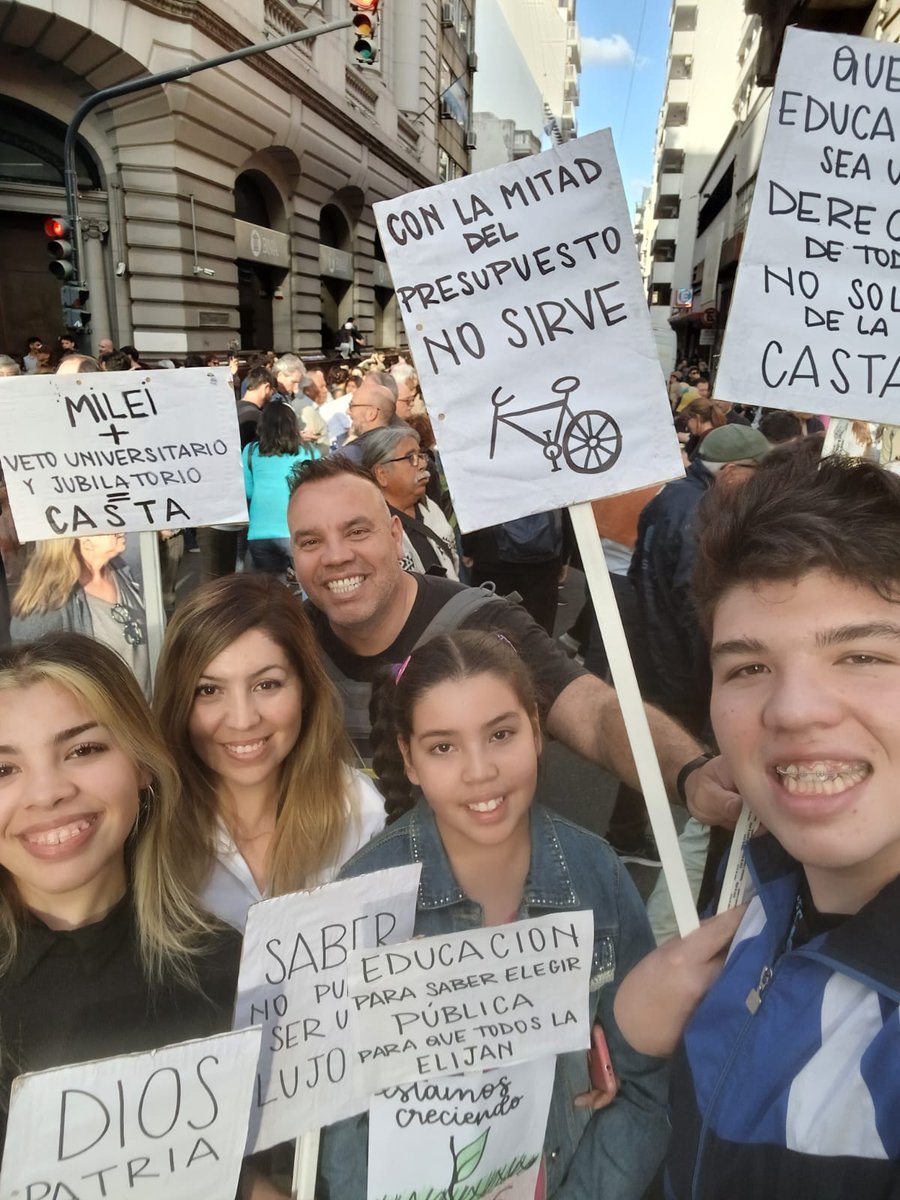 #marchauniversitaria
Apoyamos  la educación pública.  Gratuita y de Calidad
