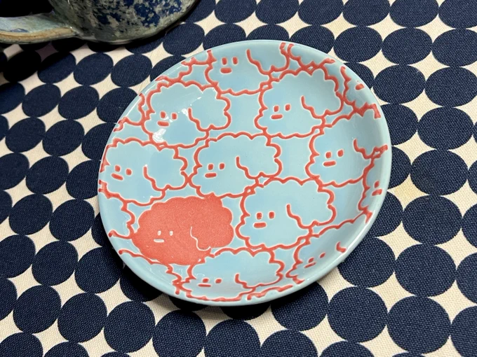 セリアのこの豆皿すきピンク色の部分はつやのないざらっとした質感なのもよい 