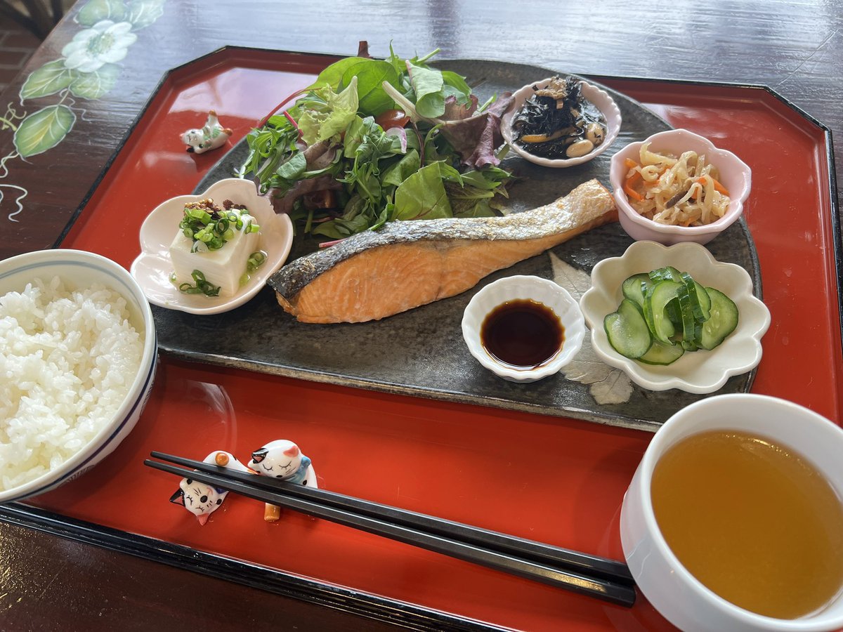 haruno_garden's tweet photo. おはようございます✨

暑い日…寒い日…が日替わりです。
皆様体調気をつけていきましょう！

秋と言えば行楽シーズンでもあります。温泉に浸かって美味しいお料理。朝ごはんには決まって鮭が用意されてたりしますよね。

やっぱりみんな鮭は朝ごはんなんですかね。

お昼に鮭…いかがですか？ https://t.co/MTRhKGmtWY