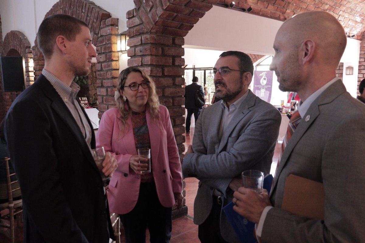 GravianoNicola's tweet photo. Hoy presentamos la Guía de Emprendimiento para la Reintegración Económica, una herramienta que, junto a otros recursos, está diseñada para empoderar a las personas retornadas, brindándoles apoyo para lograr su autonomía económica y construir un futuro más próspero en su país. https://t.co/klqOA6oXfp
