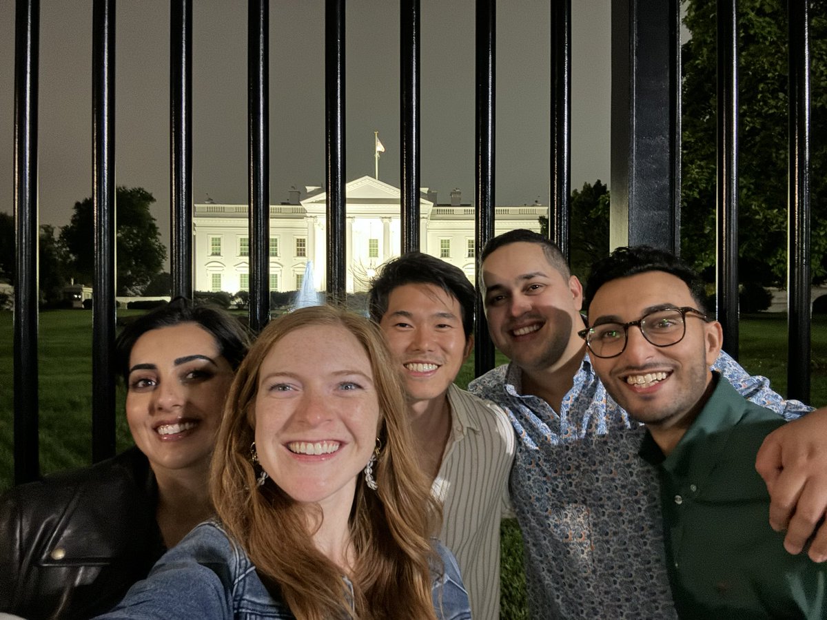 The team having fun and sharing their work at #ASTRO24 <a href="/MoffittNews/">Moffitt Cancer Center</a> <a href="/ASTRO_org/">ASTRO</a> 💪🏽🧬