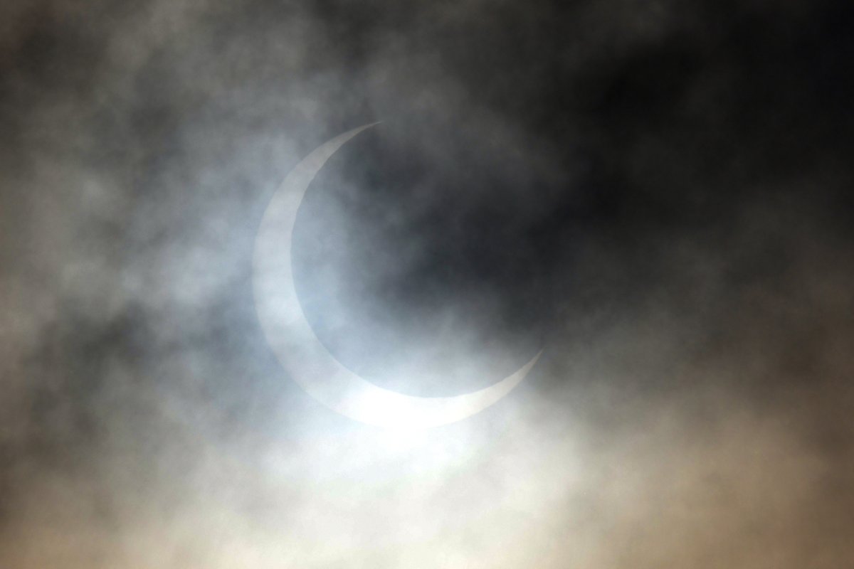 StephenLuxton's tweet image. Cloud cover &apos;eclipsed&apos; the start, and the best bit, and didn&apos;t do much for the rest, but in the #FalklandIslands we did glimpse the #SolarEclipse2024 retreating ... just! 🌚