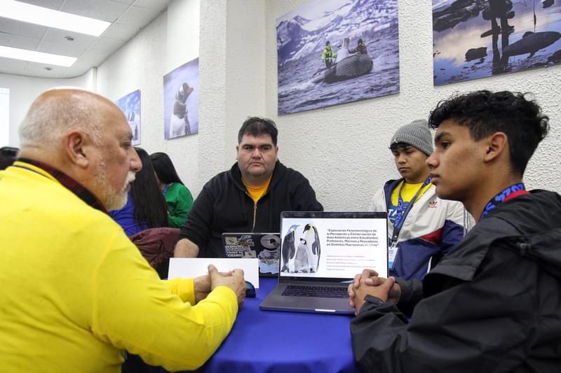 ¡Comenzó la Feria Antártica Escolar de <a href="/inach_gob/">INACH</a>! Lucas Krüger, Julia Saravia y Magdalena Osorio de <a href="/MilenioBASE/">Instituto Milenio BASE</a> junto con Alfredo Soto de <a href="/UmagCiga/">CIGA UMAG</a> participan como jurado científico🥳Este jueves y viernes proyectos y stands estarán en @zonaustralzfl de #PUQ #FAE

📸H.Díaz/INACH
