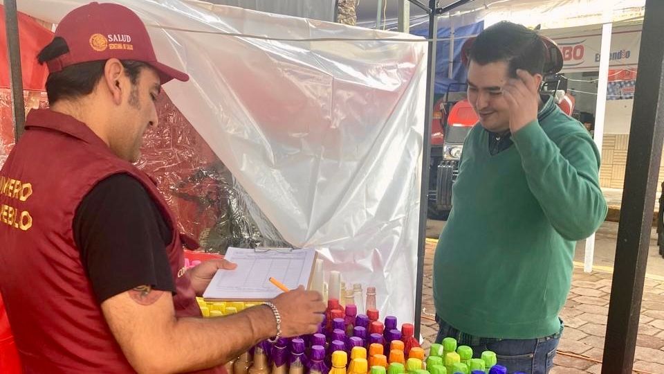 Salud_Hidalgo's tweet photo. #EnAcatlán | La Delegación de #COPRISEH de #Tulancingo realizó acciones de fomento y vigilancia sanitaria en la feria de #Acatlán, Hgo., para asegurar que se cumpla con la Normativa Sanitaria y proteger la salud de todas y todos los asistentes.🩺
#PrimeroTuSalud #PrimeroElPueblo https://t.co/fs62IOnCXO