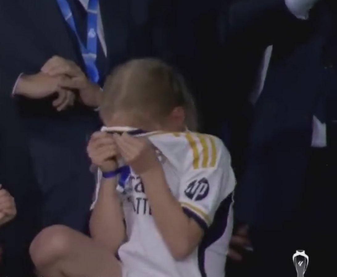 لما تشوف فريقك يخسر بهالطريقة وما تقدر تسوي شيء غير إنك تخبي وجهك من الحزن... ليلة ما تتنسى 💔 #ريال_مدريد