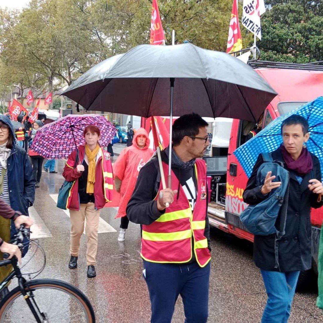 Les Socialistes Autrement en force lors de la manifestation du #1eroctobre à Lyon ✊🌹

#gouvernementbarnier #nouveaufrontpopulaire #octobrerose