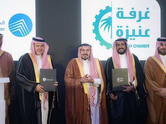 UniazahDates's tweet photo. بارك سموه توقيع ثلاث إتفاقيات تسهم في تعزيز وتطوير الموسم بما يخدم قطاع النخيل والتمور .. 

سمو #أمير_منطقة_القصيم  يرعى حفل #موسم_عنيزة_الدولي_للتمور https://t.co/aJoiOF7JpP