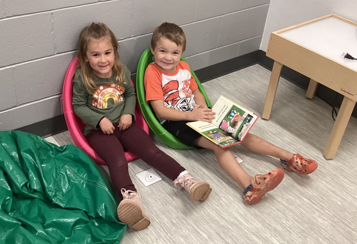 Tools_PreKTeach's tweet image. Buddy Reading - 👄 and 👂🏼
During #BuddyReading we are strengthening oral language skills and practicing turn taking independently while we read our books to our buddy! We use the lips and ears cards (visual mediators) to help us remember what to do.
#teaching #literacyskills