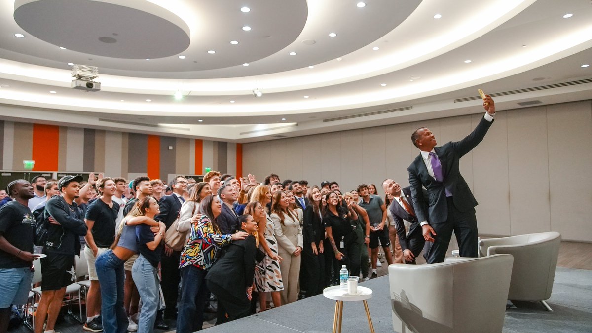 UMiami Student Affairs (@umiami_sa) on Twitter photo A big thank you to <a href="/AROD/">Alex Rodriguez</a> for joining ALPFA during Hispanic Heritage Month! ⚾️🌟 Our students walked away with incredible lessons on leadership and success. #umiami A big thank you to <a href="/AROD/">Alex Rodriguez</a> for joining ALPFA during Hispanic Heritage Month! ⚾️🌟 Our students walked away with incredible lessons on leadership and success. #umiami