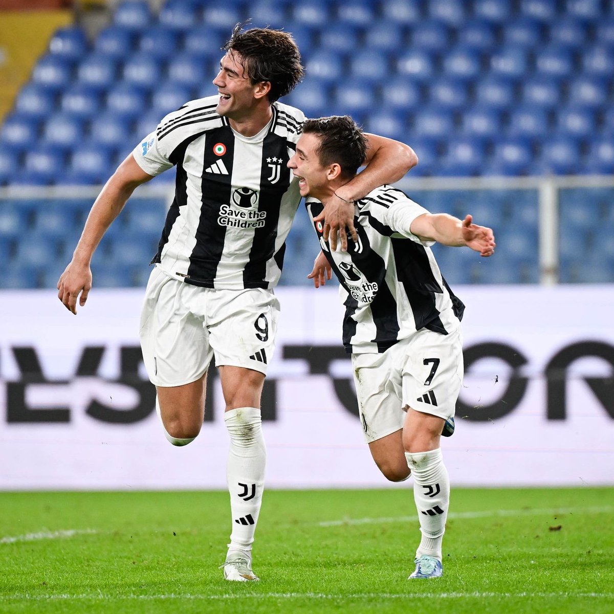 LeonettiFrank's tweet photo. Juve più forte di tutto, degli infortuni e di scelte arbitrali e Var altamente discutibili. Atteggiamento gigantesco, doppietta di Vlahovic, con un secondo gol fantastico! In 10 per mezz'ora, la Juve la vince con una magia di Conceicao: 3-2 a Lipsia in una serata esaltante ⚪⚫ https://t.co/z2ftONb51n