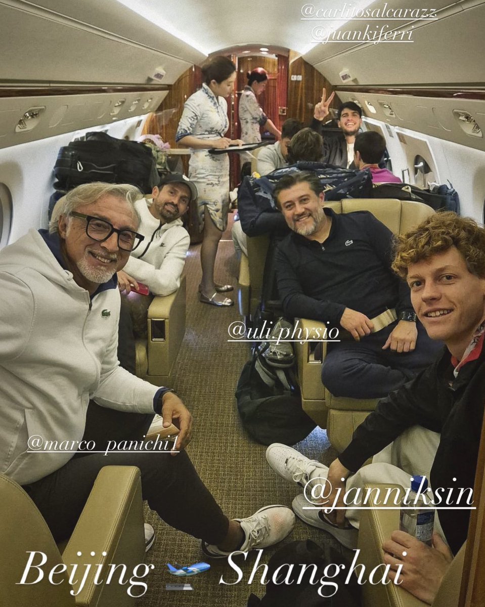 You would not see the two biggest names in a sport sharing a plane too often, but tennis is a bit different #Alcaraz #Sinner