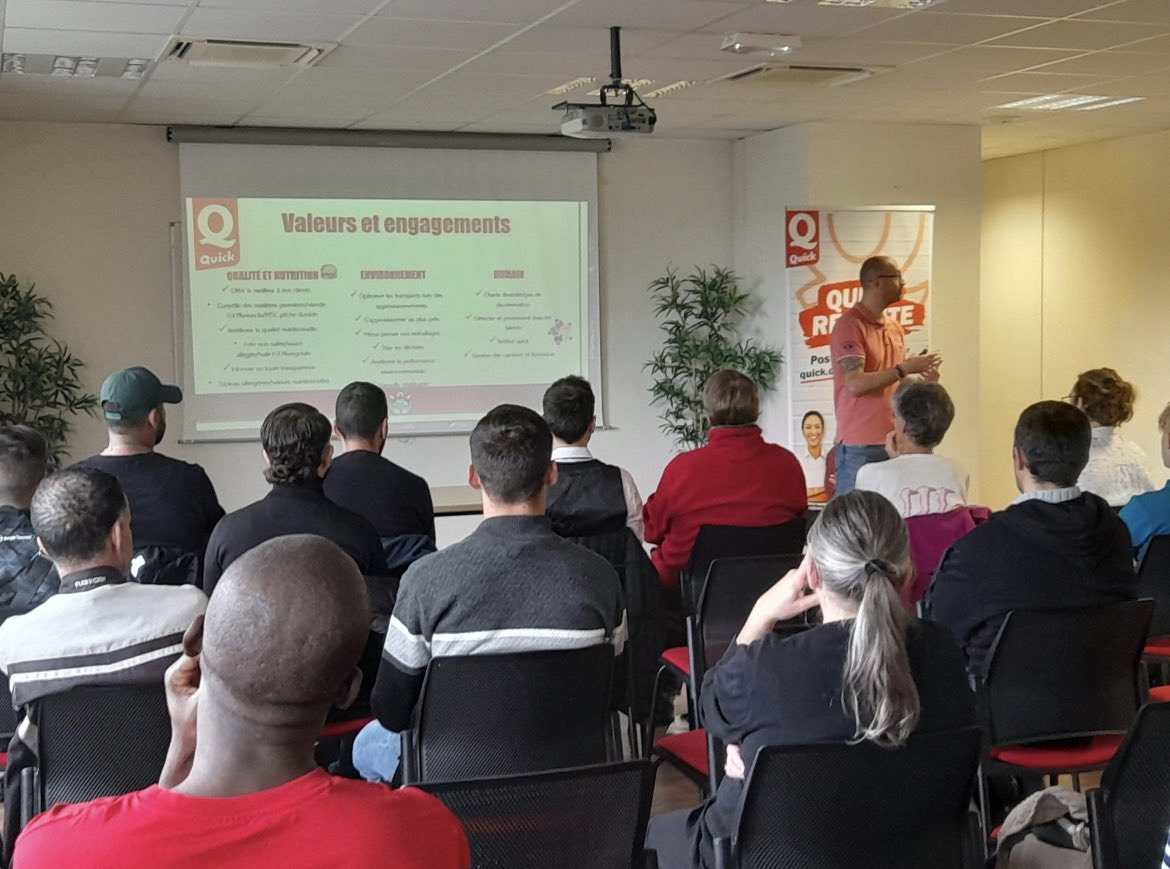 #Quick à Salvaza. 43 candidats ont assisté à notre session de recrutement pour l'ouverture prochaine. Nous recherchons encore 60 personnes, dont 3 managers. Prochaines sessions : 7 et 14 octobre, matin et après-midi. Bravo à Françoise Peyrottes <a href="/FTravail_OCC/">France Travail Occitanie</a> #Carcassonne!