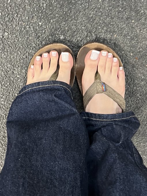 2 pic. Selfie &amp; Toes can&rsquo;t ever go wrong 🩷 especially in Japan 🇯🇵 https://t.co/N2Csh8L6on