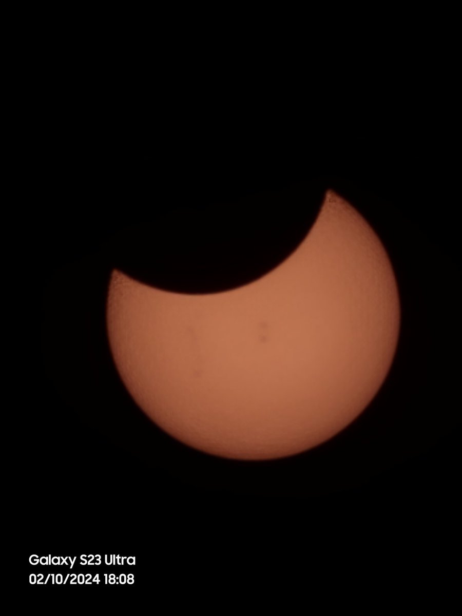 earthquakevt's tweet image. Basicamente siempre tuve mala "suerte" para ver eclipses solares desde mi ciudad, en 2017 estuvo nublado, en 2019 estaba lloviendo, en el eclipse total solar también estaba lloviendo (pero al menos si se hizo de noche) y ahora está despejado.👀
#Eclipse,#EclipseSolar,#Eclipse2024