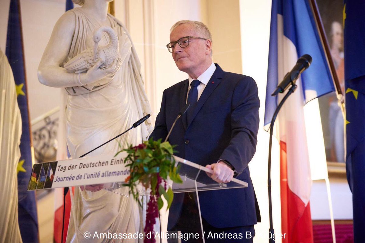 Le 2 octobre 1989, la peur changeait de camp en RDA. À Leipzig, un haut-parleur hurlait: «C’est la police du peuple qui vous parle». Et pour la première fois, des manifestants répondaient: «Nous sommes le peuple ». ⤵️