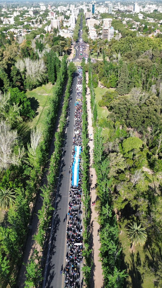 somoscorta's tweet photo. La #MarchaFederalUniversitaria en ciudad de Mendoza.

📷 @UNCUYO https://t.co/NezMKl7MvC