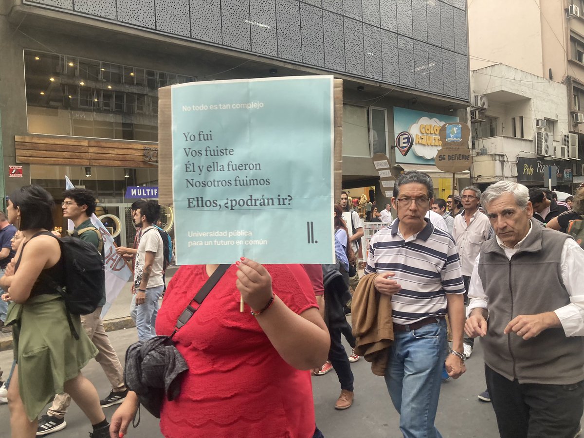 spisarello's tweet photo. Casi 10 cuadras la movilización de la UNT. Más de 20 mil personas movilizadas. Falta la columna de la Tecnológica. Es una marcha histórica, no solo por la cantidad de gente sino por el apoyo social que recoge cuadra a cuadra #MarchaaUniversitaria #Tucuman https://t.co/2GUF4zhCUL