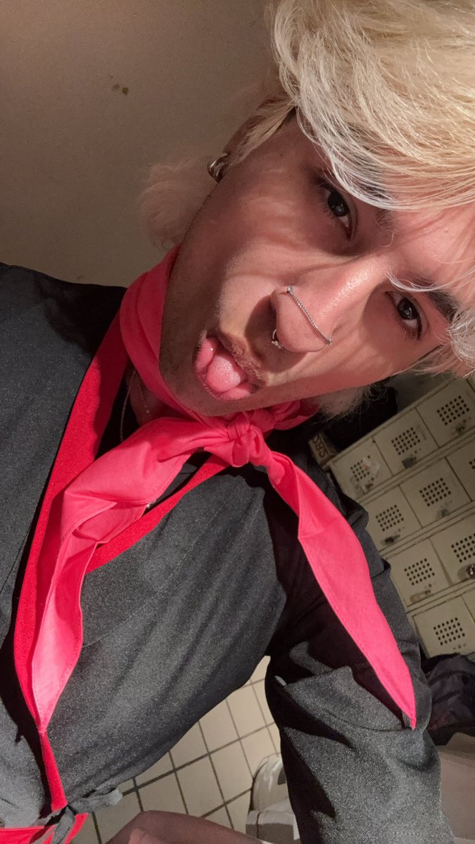 cuteejisoo's tweet photo. YALL MY JOB IS MAKING US WEAR PINK SCARVES FOR GAG CITY OMGGG 😭❤️ #gagcity #NickiMinaj https://t.co/QVqpRP6NzC