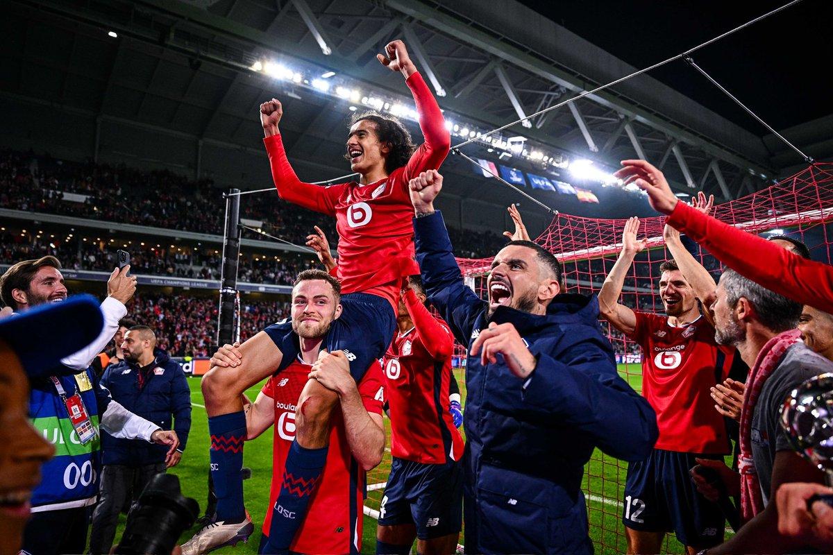 ActuFoot_'s tweet image. Lille est en fête ce soir. ❤️🤍🤩