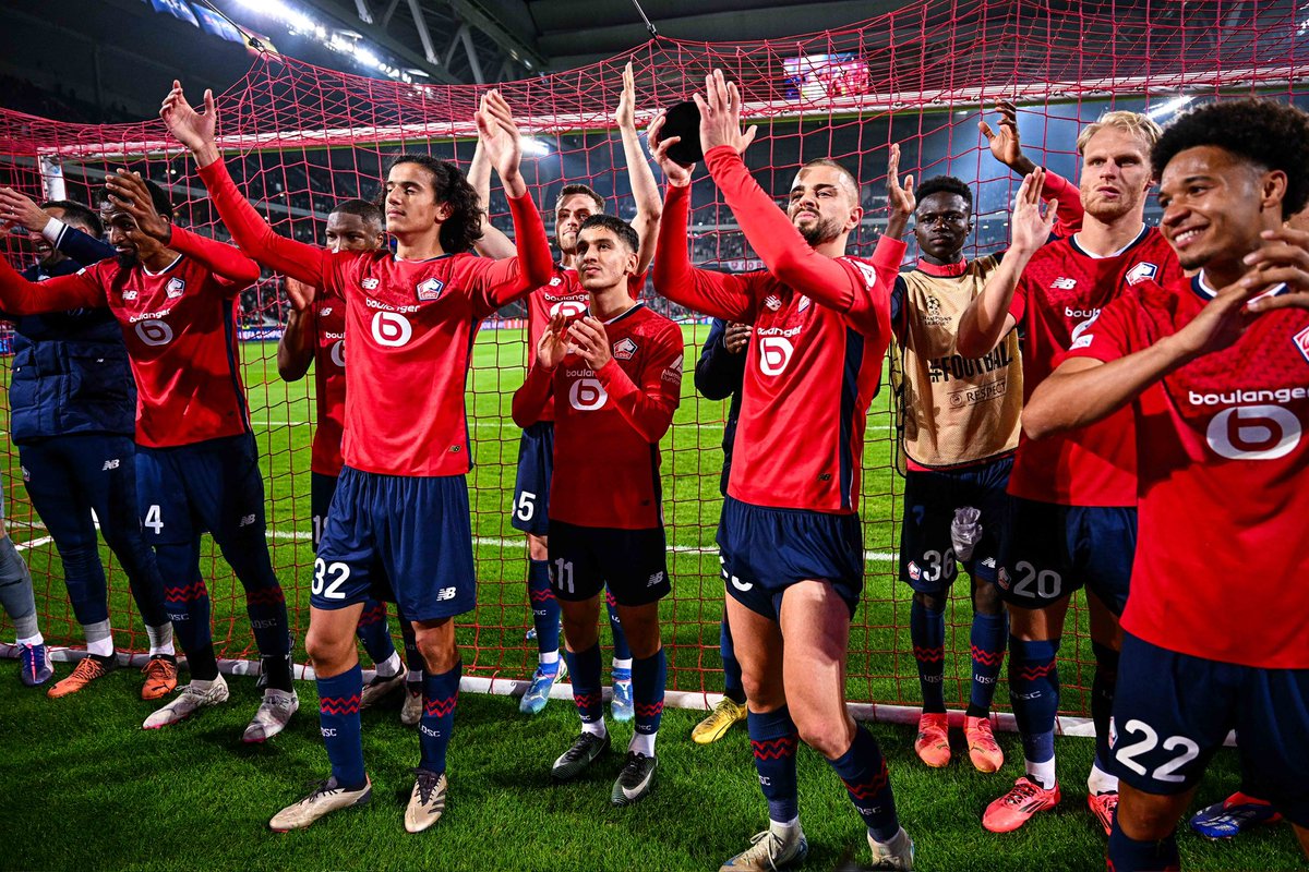 ActuFoot_'s tweet image. Lille est en fête ce soir. ❤️🤍🤩