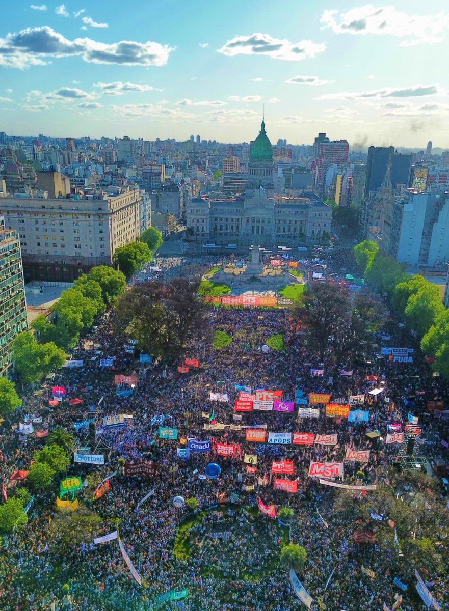 #DiarioDeMilei
DÍA 297 🇦🇷
📌y falta fotito para atrás y para los costados
📌tremenda marcha