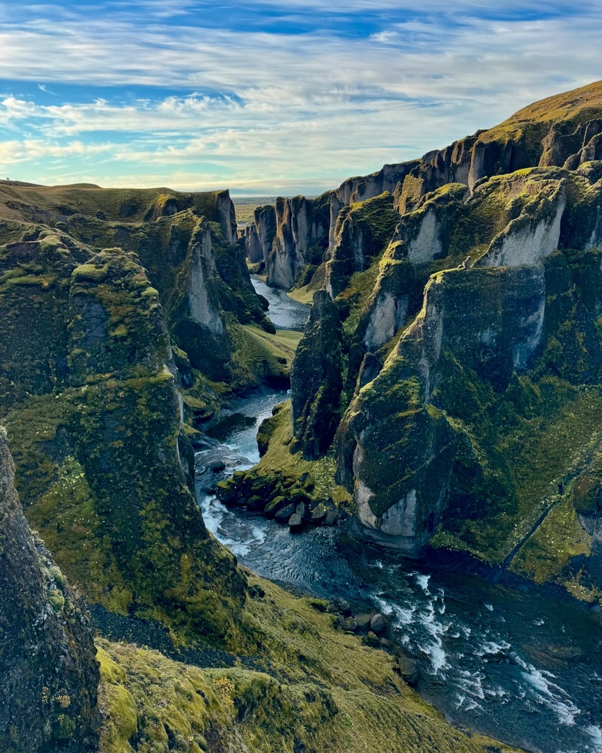 Adembenemende uitzichten over Fjaðrárgljúfur, een van de meest indrukwekkende canyons van IJsland 🇮🇸.
De kronkelende rivier die door deze oude kloven stroomt, laat zien hoe krachtig de natuur is 🌊🌿 Een plek waar je je klein voelt tussen de majestueuze … instagr.am/p/DAovthytOvn/