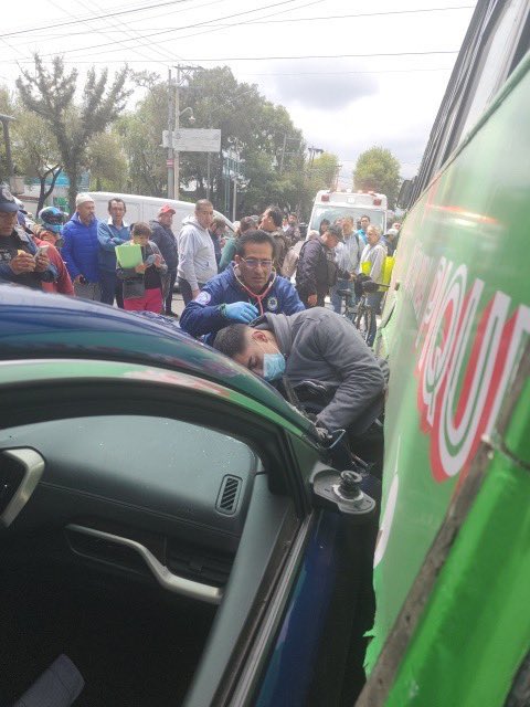 LE SACA LA PISTOLA Y EL CONDUCTOR QUE LE SACA TODO EL AIRE 

Ladrón intenta asaltar a un automovilista, pero es impactado por el valiente ciudadano; lo deja prensado. 

Ahí quedó su pistola, sus ganas y su carrera criminal.