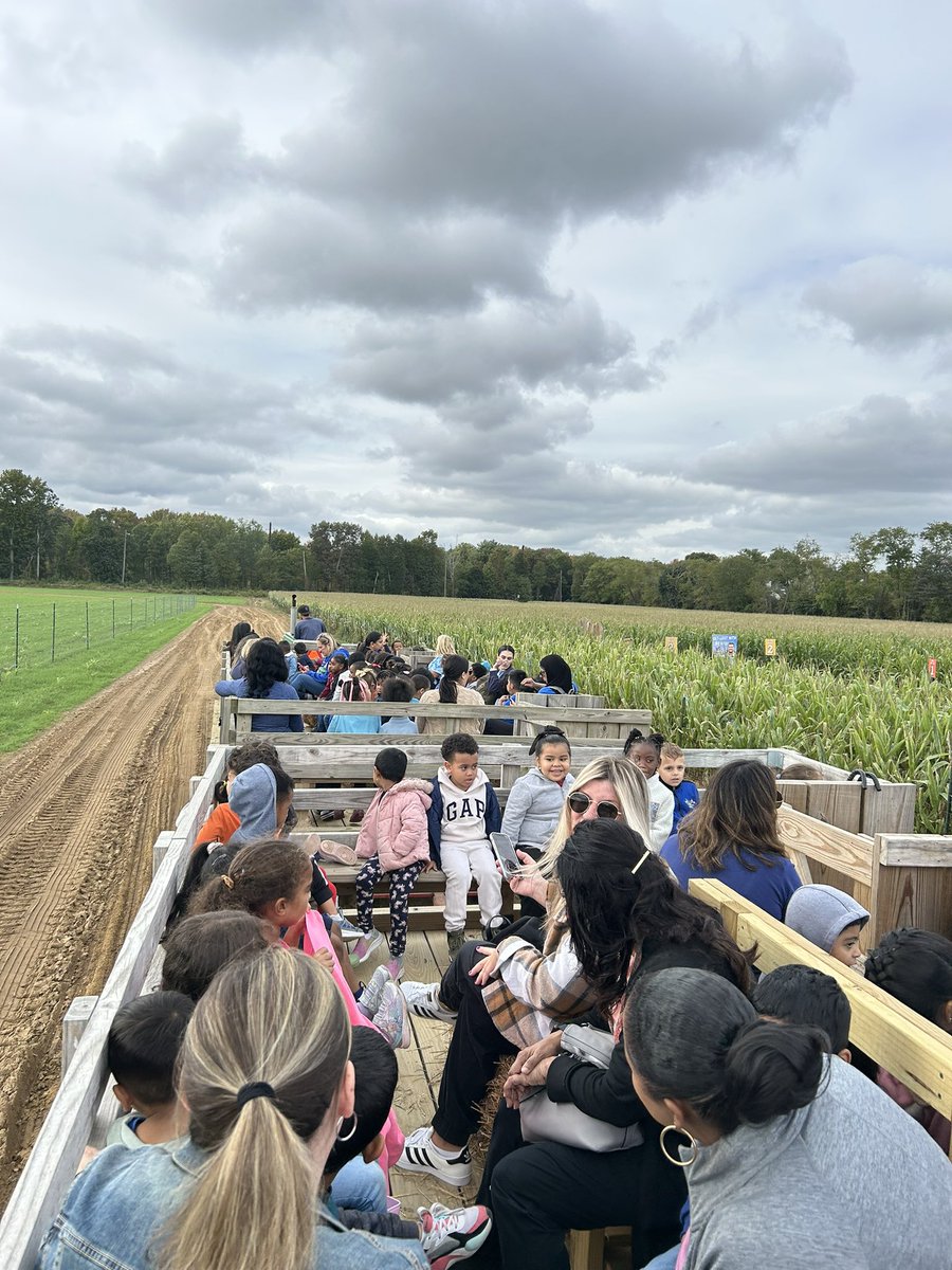 MauraC_atLP's tweet photo. Our #classtrip to @VonThunFarms was so much fun! We got to see animals 🐄🐑🐖 go on a hayride 🚜 to see apples and corn 🍎🌽 and of course PICK PUMPKINS 🎃 #NBTPreschoolrocks @NBTPreschool https://t.co/HnUPraF81s