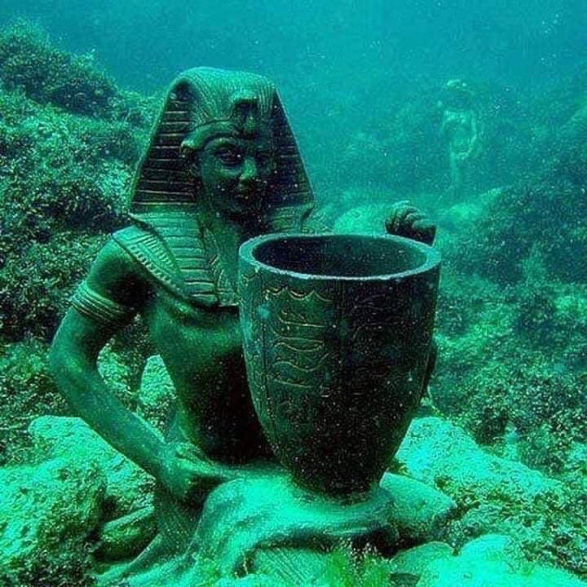 Bajo el mar aún quedan muchos restos de la antigua Alejandría. 

En la imagen parte del templo de Cleopatra. 
#Egipto