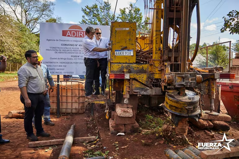delpynews's tweet photo. ▶️EN CASA CÓMO ANDAMOS... | 👀

🤑Itaipú habría aportado G. 22.407 millones para que la ONG ADIRI construya 46 pozos artesianos.

🤷‍♂️Lo más llamativo es que el principal accionista de la ONG, "Tito" Livio Ramírez, también era funcionario de la Binacional en ese entonces, pero tras conocerse el caso fue apartado del cargo.

Fuente: ABC Color.