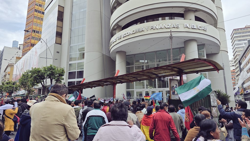 DEUDORES DE ENTIDADES FINANCIERAS EXIGEN POSPONER POR 18 MESES LOS REMATES, JUICIOS POR DEUDAS

El abogado <a href="/JaimeSolizP/">Jaime Soliz Phiel</a> acompaña la marcha de sectores sociales deudores de entidades financieras en representación de varios departamentos departamentos y afectado por los bancos.