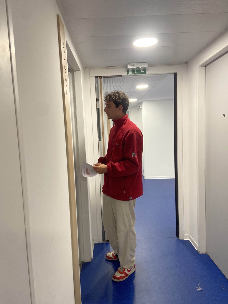 🔴 Porte à porte au CROUS de l'Arsenal 

👉 Nous avons organisé le premier porte à porte de l'année pour relever les problèmes des résidents et les inviter à un gouter de présentation du syndicat

👉 Le gouter aura lieu demain à 18h30 au foyer du batiment B