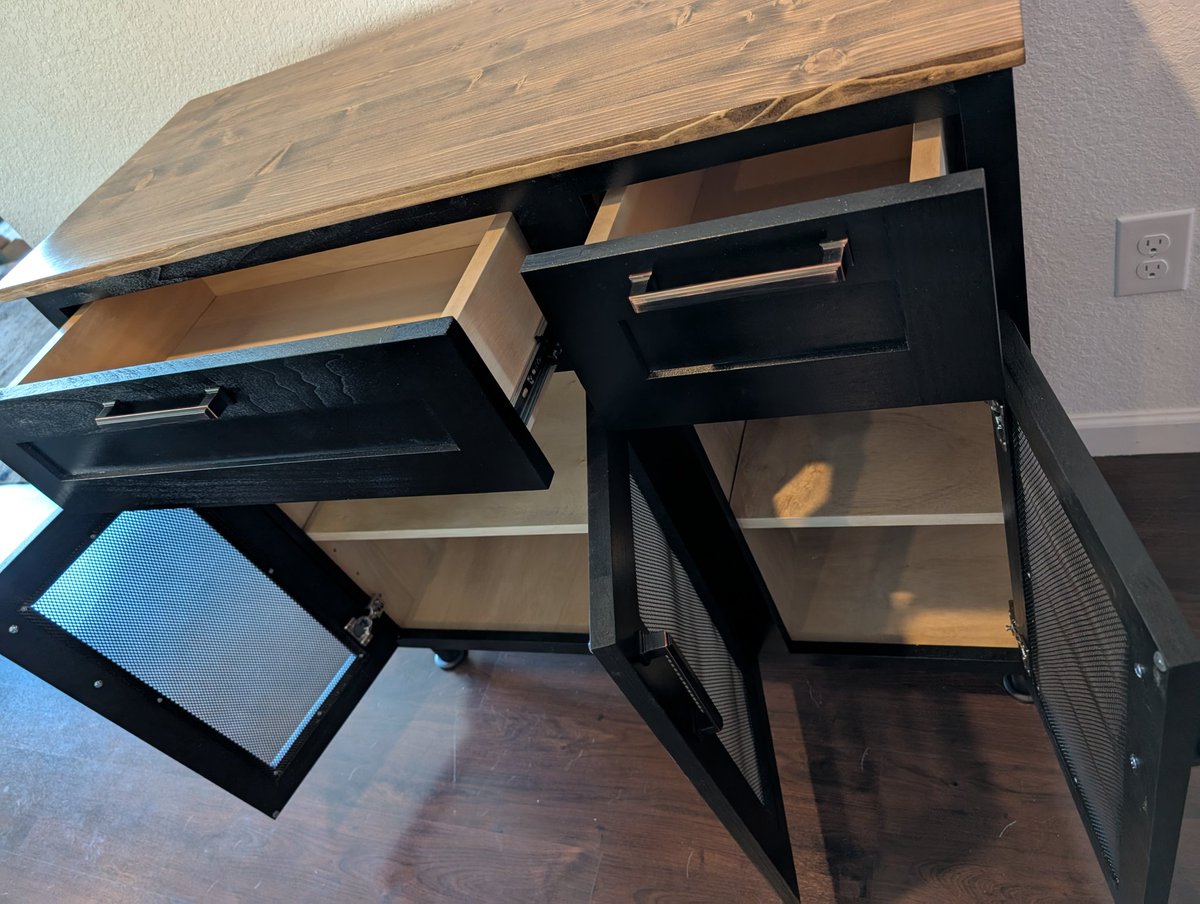 Finished this custom coffee bar for <a href="/Mak_Sabre/">Mak 🐺</a> &amp; <a href="/expressfur/">Regrettably Social</a> ☕