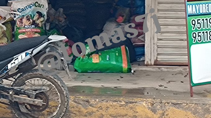 diarioelfortin's tweet photo. #Municipios 
Dos personas fueron asesinadas dentro de un negocio en la calle Venustiano Carranza en Ocotlán de Morelos #Oaxaca 
Los dos sujetos arribaron a un negocio y ahí fueron ultimados.
Las corporaciones políciacas investigan el caso.
Aún no los identifican https://t.co/0YofpZTS65