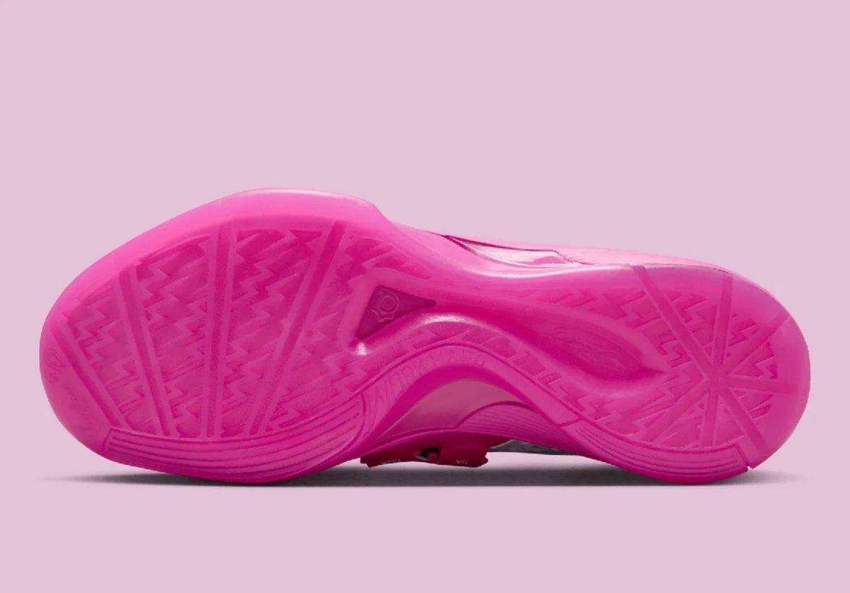 Sneaker News tweet media