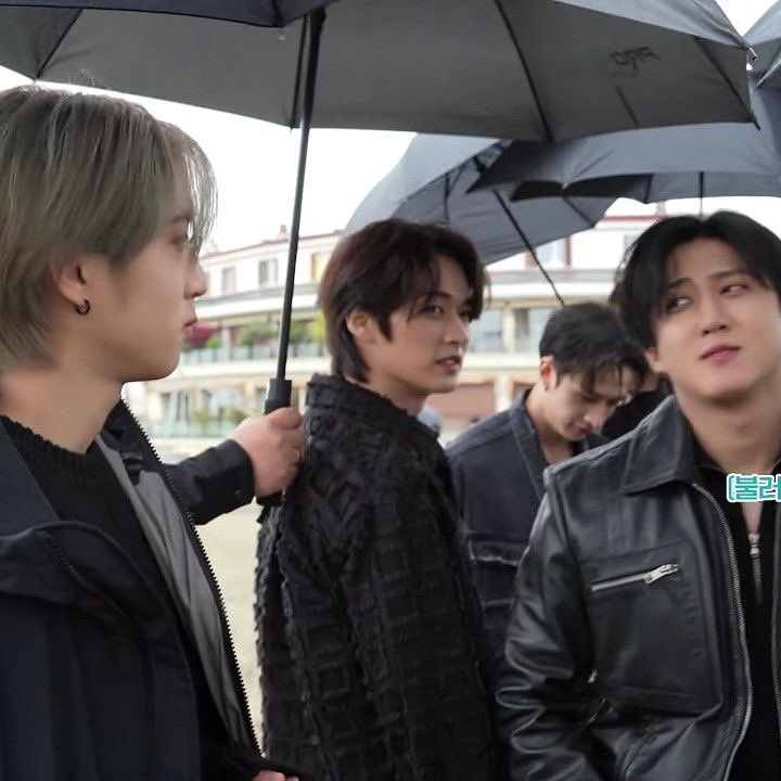 Iinosji's tweet photo. — changbin being THAT messy bestfriend that always teases your about your crush, a minsungful thread ♡ https://t.co/MYfFcmhWCz