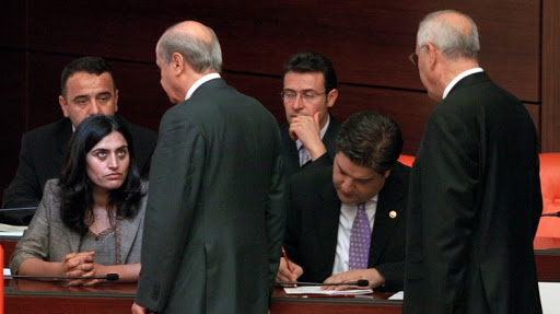 Bahçeli'nin tokası 

TBMM’nin ülkenin en büyük gösteri mekanı olduğunu hiç akıldan çıkartmamak ve MHP’nin hakikatini tıpkı bütün öteki ırkçı partiler gibi MHP’li yerel görevlilerin, akademisyenlerin, gazetecilerin, yargıçların, bürokratların, kaymakamların, cezavi müdürlerinin ve