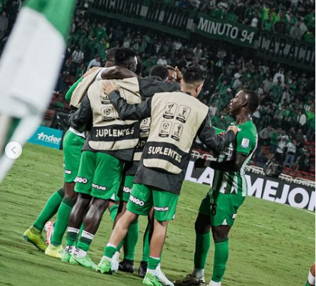 VBarCaracol's tweet photo. 🚨🦈¡LOS PUNTOS SON PARA JUNIOR!

➡️Dimayor informa que el equipo 'tiburón' se queda con los 3 puntos del partido ante Atlético Nacional

🟢Además, fue suspendido por 6 fechas el estadio Atanasio Girardot 

💲Se multó económicamente a ambos equipos

📻#ElVbarCaracol https://t.co/sfc6HbZ2vl