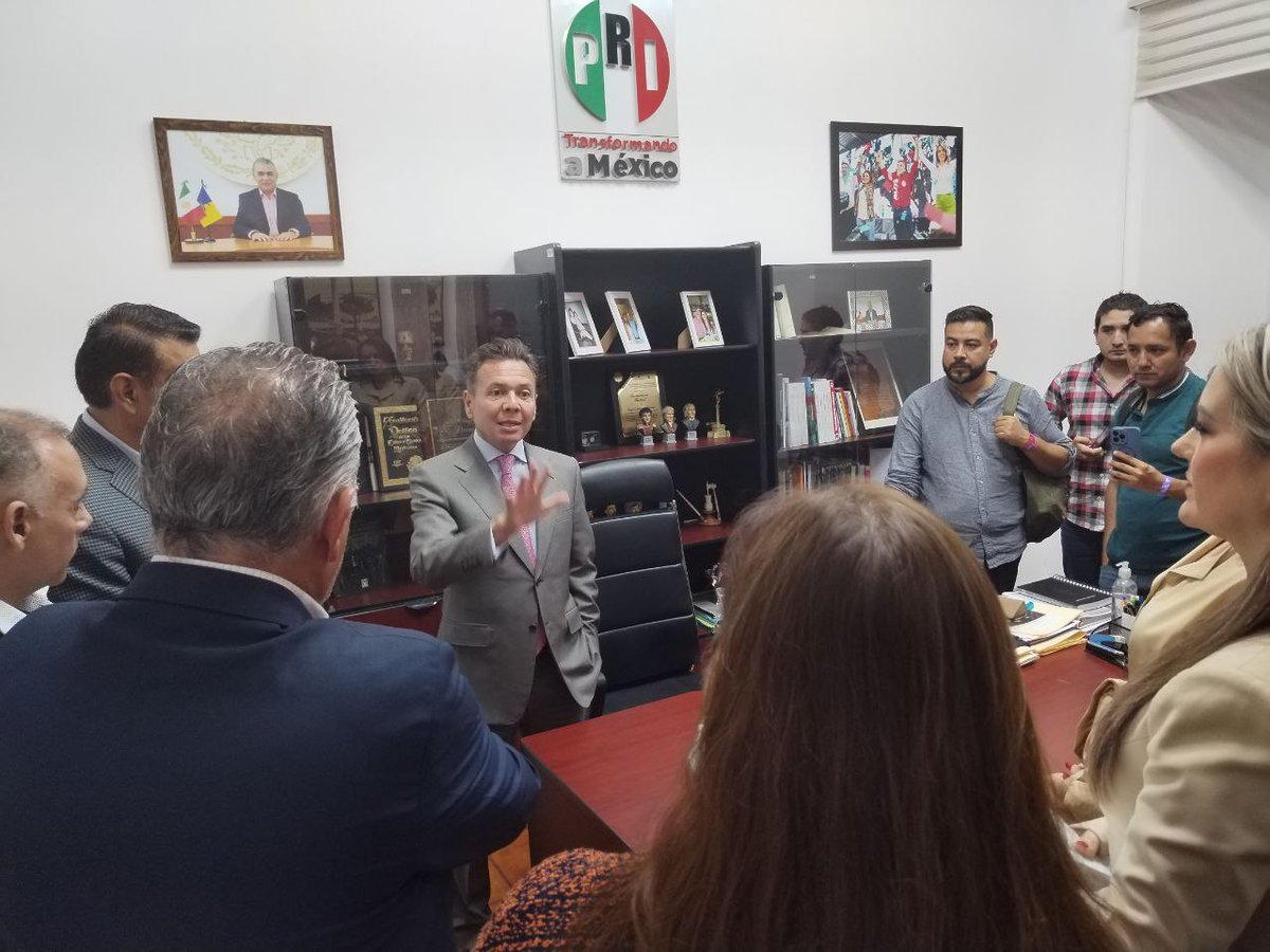 PabloLemusN's tweet photo. Como Gobernador electo, es un gran honor reunirme en el Congreso local para presentar nuestra iniciativa para realizar algunas modificaciones a la Ley Orgánica del Poder Ejecutivo del Estado de Jalisco.

La finalidad de esta iniciativa es crear, por un lado, la Secretaría de Inteligencia y Búsqueda de Personas (SIBP), como una dependencia especializada en atender principalmente la desaparición forzada y que se coordinará con la Secretaría de Seguridad.

De igual forma, la creación de la Policía de Caminos dentro de la estructura orgánica de la propia Secretaría de Seguridad. Esto obedece a la necesidad de tener más presencia policiaca, sobre todo en carreteras, cruceros más conflictivos y las áreas metropolitanas del estado.

Con esta modificación, además se ampliarán las atribuciones de la Fiscalía del Estado, para establecer la coordinación en el intercambio y suministro de información con la SIBP.

Por otro lado, también proponemos la Secretaría de Desarrollo Energético Sustentable como una dependencia auxiliar del Poder Ejecutivo del Estado de Jalisco, para atender las necesidades de las nuevas inversiones en materia energética.

Todo ello, con el objetivo de brindarle una mejor seguridad a las y los jaliscienses y apostar por la sustentabilidad energética en nuestro estado.