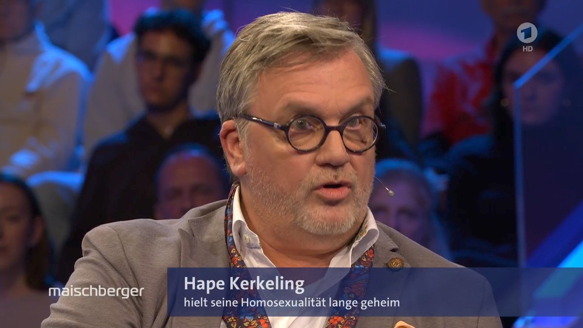 l8nighttracker's tweet photo. "Was soll das heißen, die AfD ist »in Teilen rechtsradikal«? Wenn ich ein Glas Wasser habe, und etwas Kloaken-Wasser hineinschütte, dann kann ich das Wasser wegschütten."
Hape Kerkeling ernsthaft und wohltuend engagiert auf den Punkt.
#maischberger https://t.co/OSPgrl6nS0