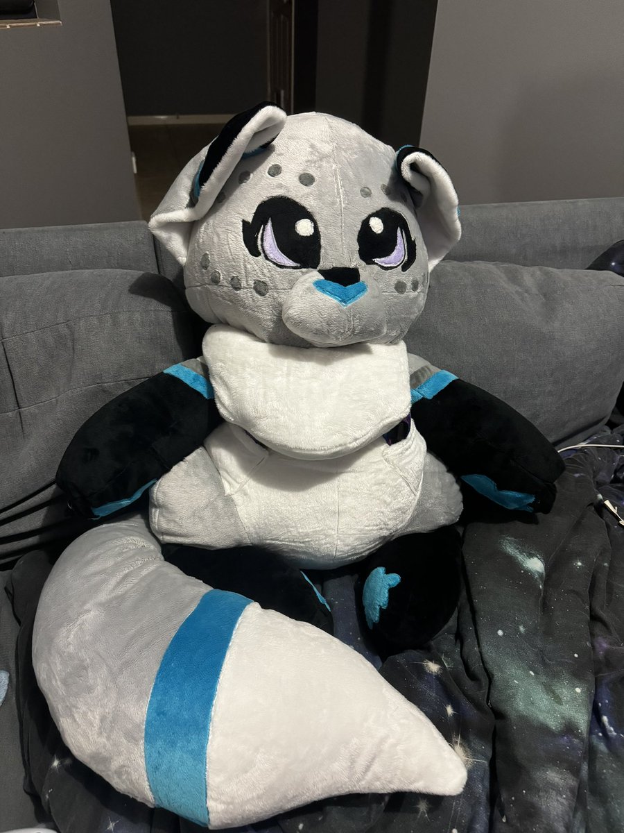 Asha_fox7's tweet photo. I finally finished this beautiful girl!! It’s a plushie that can turn into a back and back! She’s a cutie!! https://t.co/B2H96zWcyW