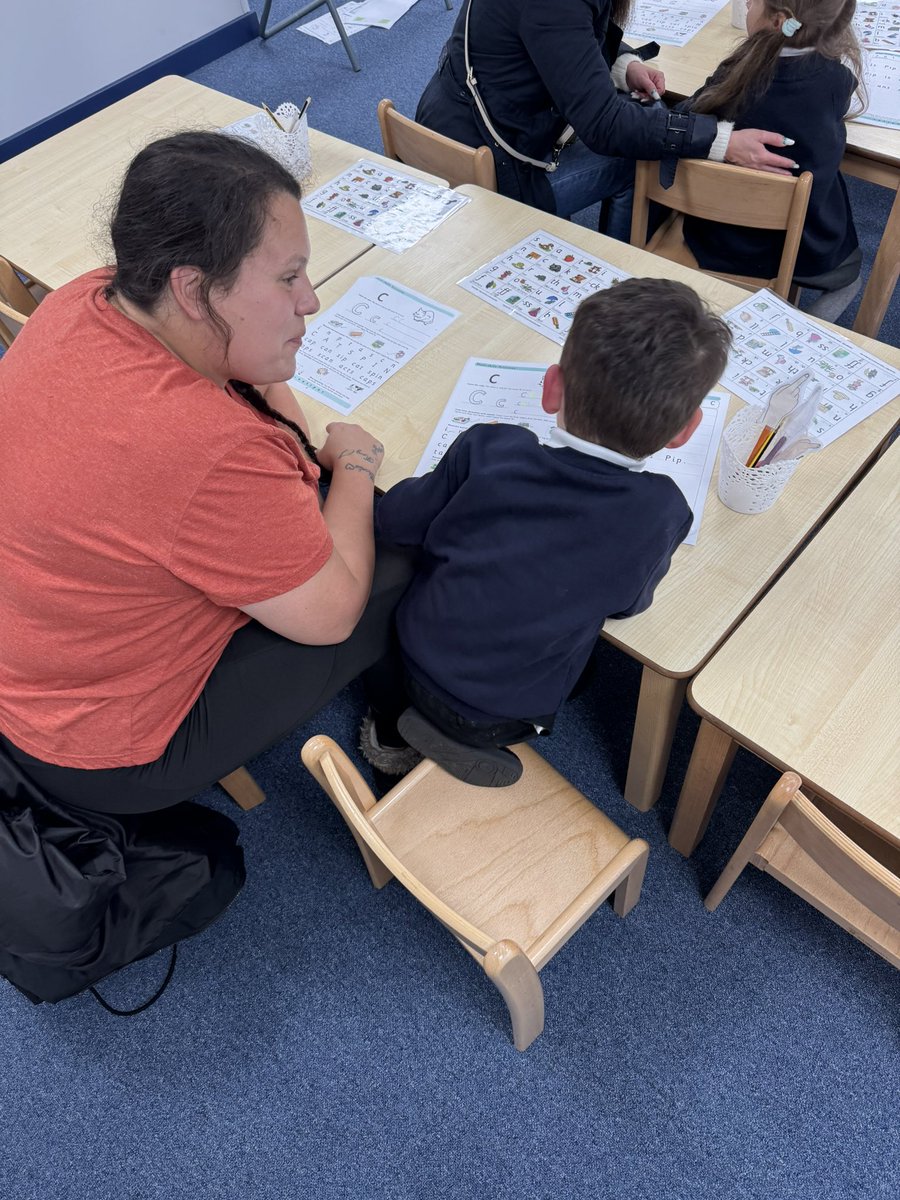 Miss_Keith_EYFS's tweet photo. Lovely to welcome some of our families into FS2 today for our live phonics sessions. @BrooklandsPrim @FlyingHighTrust https://t.co/NGanbu9DyU