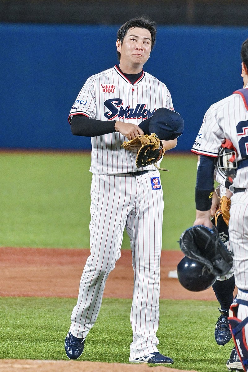 real_ab5's tweet photo. 昨日の写真まだ全然整理できてないけど、見返してたら、試合終了直後からすでに泣いてる川端慎吾さんを見つけて、朝から私も泣いてしまった………今チームにいる選手の中ではきっと人一倍青木さんとの思い出も多いもんね………
#swallows #川端慎吾 https://t.co/PrFutN3MSw