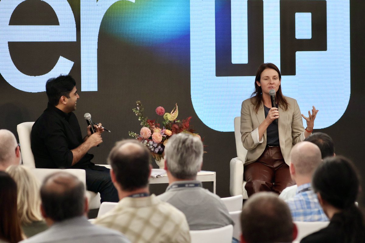 Wirelessnerd's tweet photo. A wonderful conversation with Michelle Zatlyn @zatlyn at @meter #MeterUp talking about the foundation and scale of building @Cloudflare β¦ and her 1.1.1.1 shirt! https://t.co/J3afjW8hYb