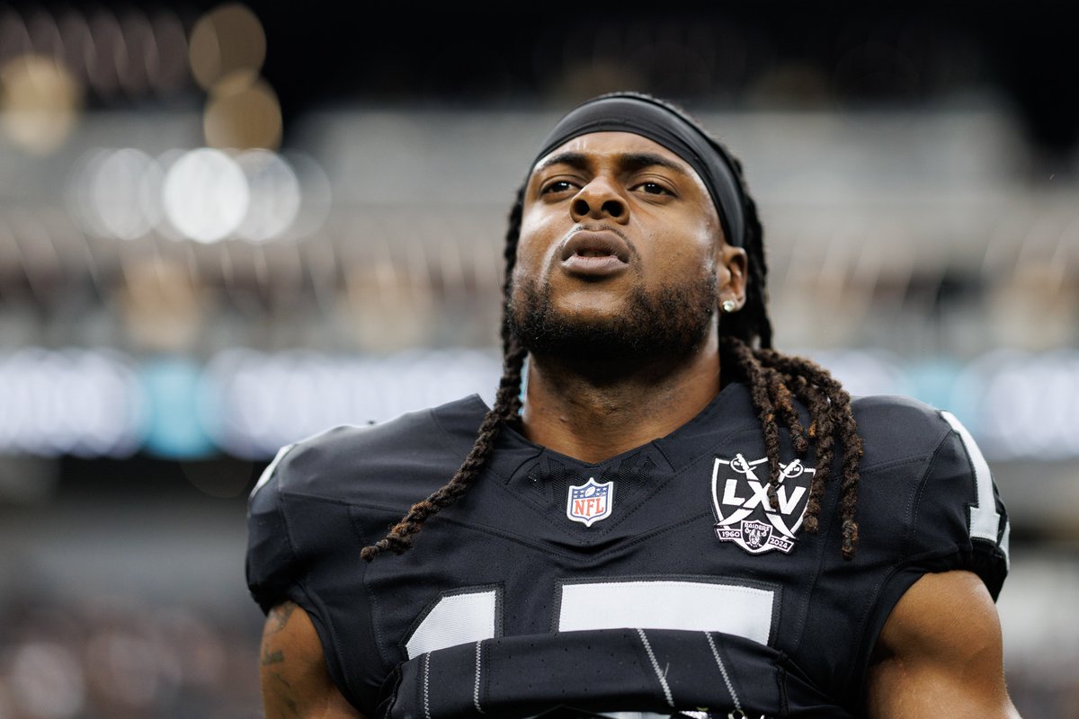 AdamSchefter's tweet photo. Raiders WR Davante Adams is not expected to play Sunday vs. the Broncos due to his hamstring injury, per league sources. https://t.co/p6sBWjsyPz