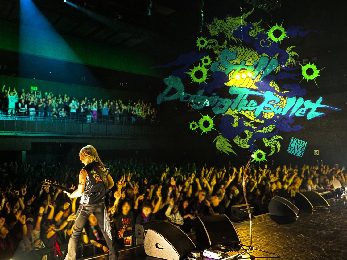 FiroCat's tweet photo. この中に映っとるよ。
#TMG 
#Tak Matsumoto 
#ZeppFukuoka https://t.co/Ff21fKryHe