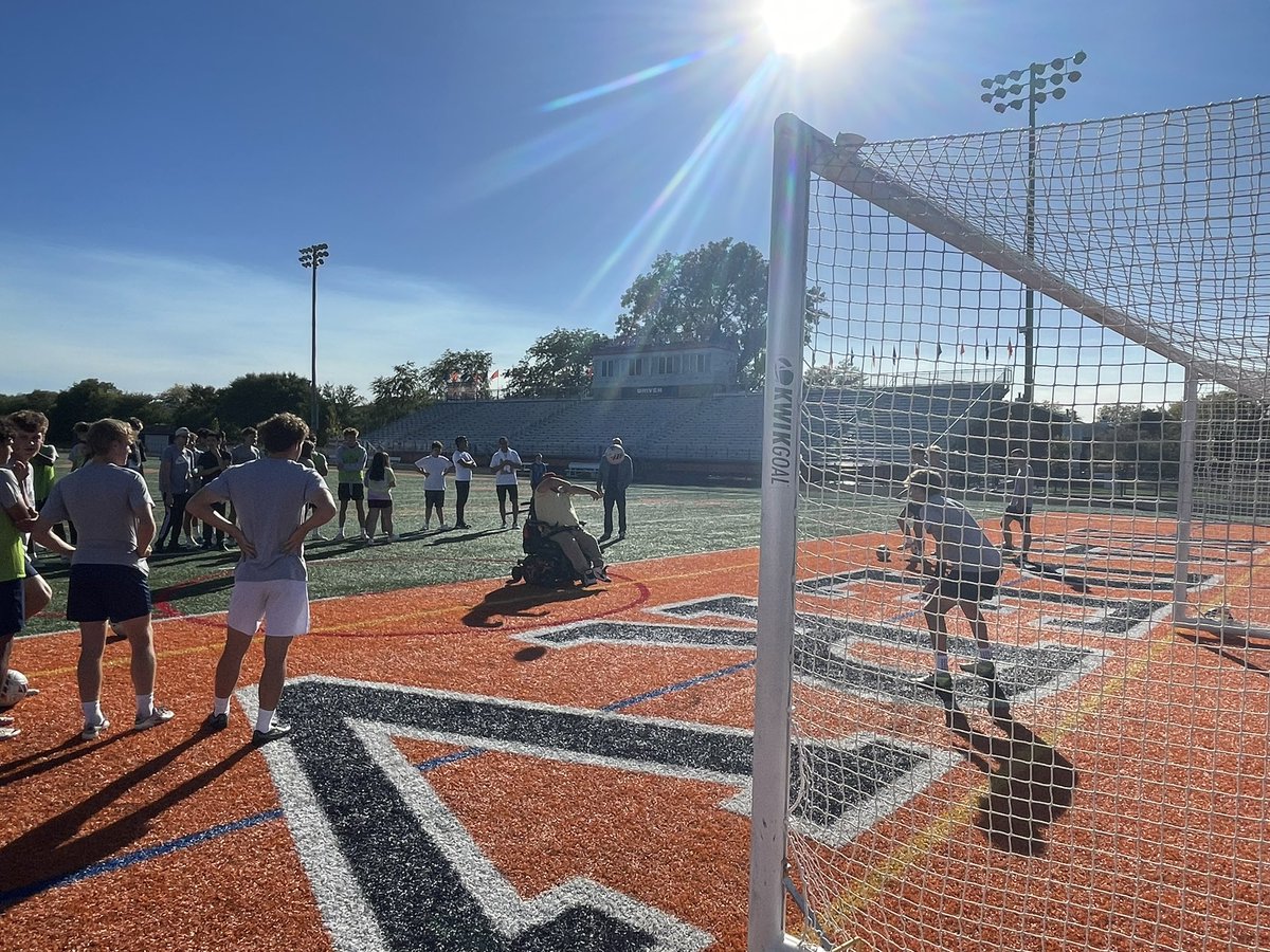 NNHS_Athletics_'s tweet photo. @NNHuskiesoccer hosted our final Best Buddies practice of the Fall Season. Perfect day for some soccer!  

Truly great job by everyone involved - Players, Coaches, Peer Leaders, Teachers, and Beat Buddies Teammates. 

Driven to COMPETE https://t.co/KEmVdL6D4H
