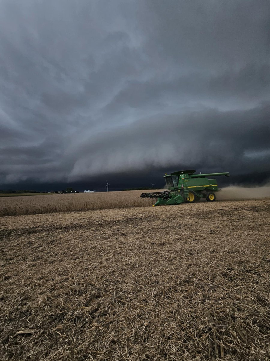 The ol' deere doing her thing last night as the storm rolled in! Photo credits to my baby sister 📷