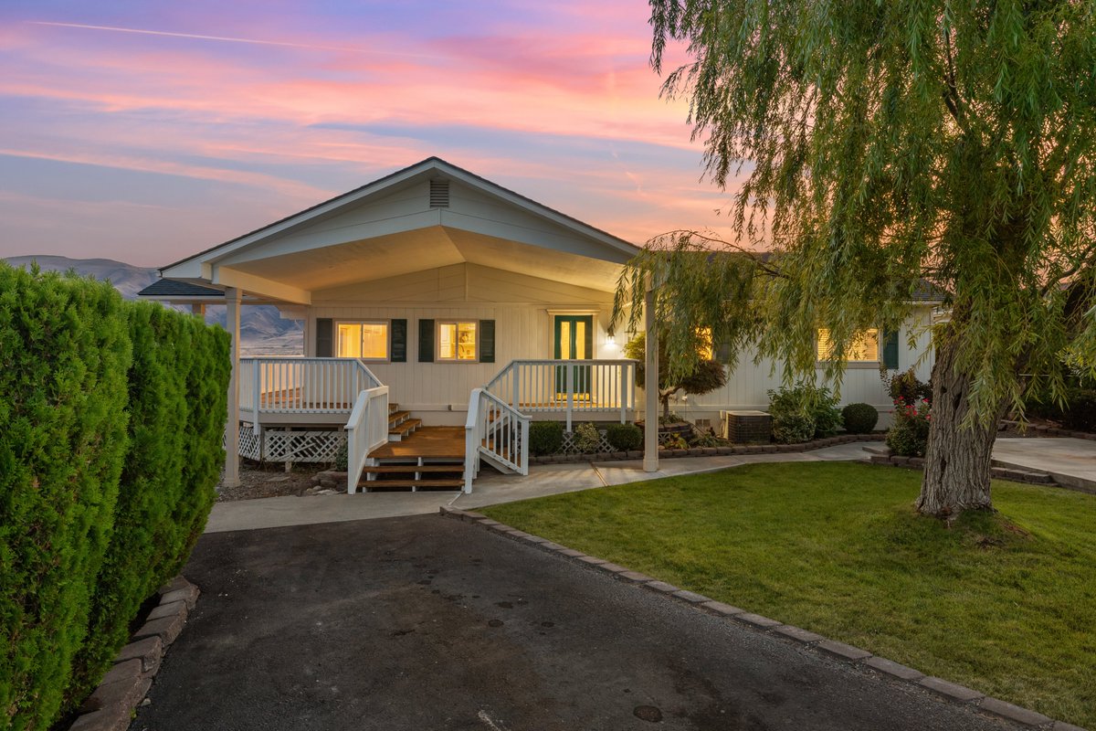 rickmoorecom's tweet image. Desert Aire
ESCAPE THE CITY STRESS
514 Island VW Drive
 
$575k
Desert Aire Opportunity This stunning home sits at the end of Island Drive, Top of the world views offering wraparound covered deck that capture the breathtaking panorama of the river.
sites.newventure.media/514islandview