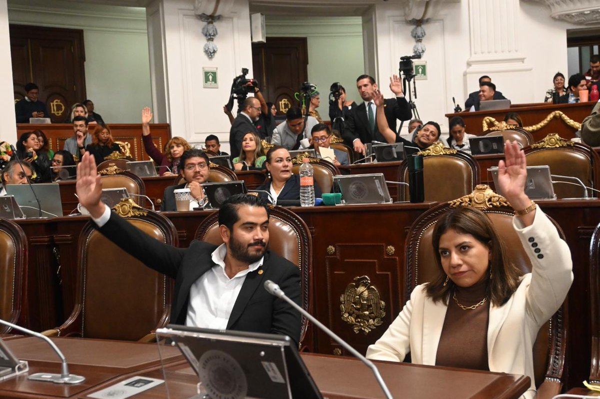 Me complace compartirles que hoy se aprobaron las siguientes reformas en el <a href="/Congreso_CdMex/">Congreso de la Ciudad de México</a>: 
-La creación de las Secretarías de Gestión Integral del Agua, la de Atención y Participación Ciudadana, la de Vivienda y la de Planeación, Ordenamiento Territorial y Coordinación